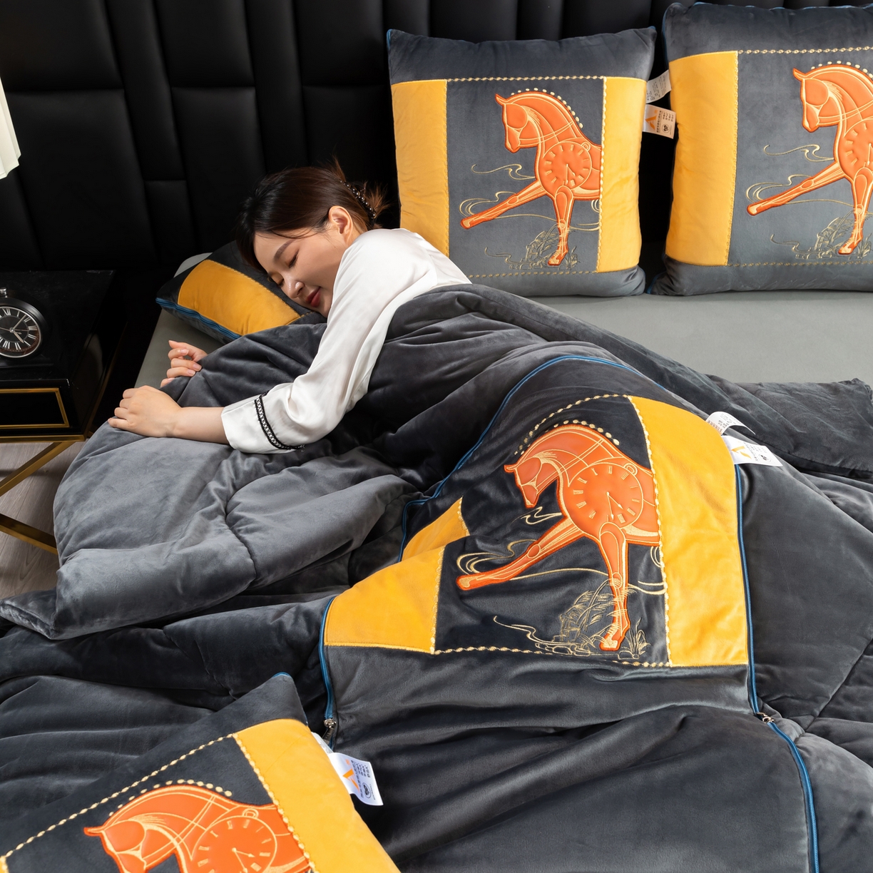 91家纺网 家纺一手货源 找家纺 吉利家居 2025新款婴儿绒多功能抱枕被-彩云马 高级灰