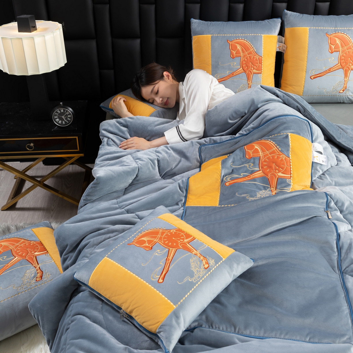 91家纺网 家纺一手货源 找家纺 吉利家居 2025新款婴儿绒多功能抱枕被-彩云马 雾霾灰