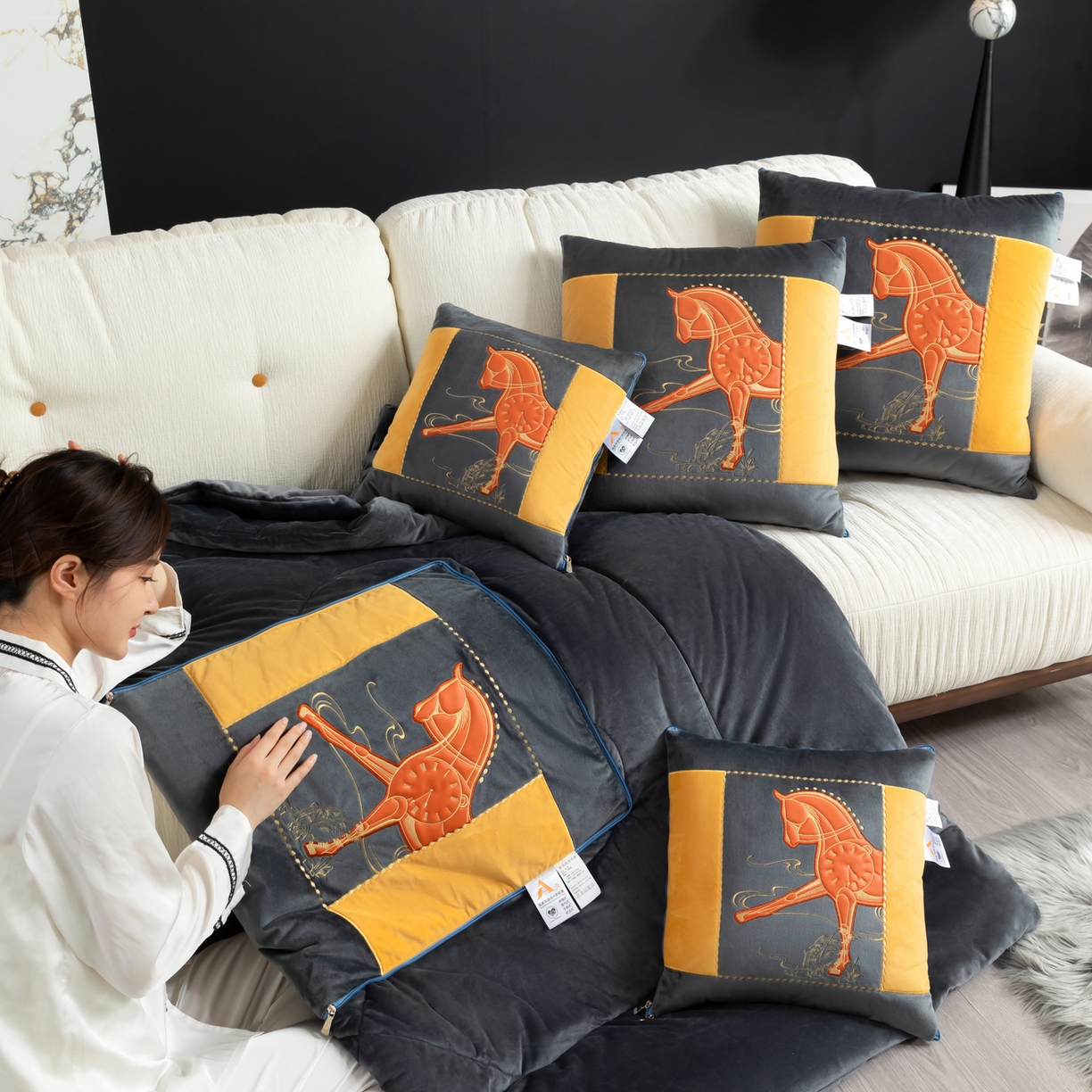 91家纺网 家纺一手货源 找家纺 吉利家居 2025新款婴儿绒多功能抱枕被-彩云马 高级灰