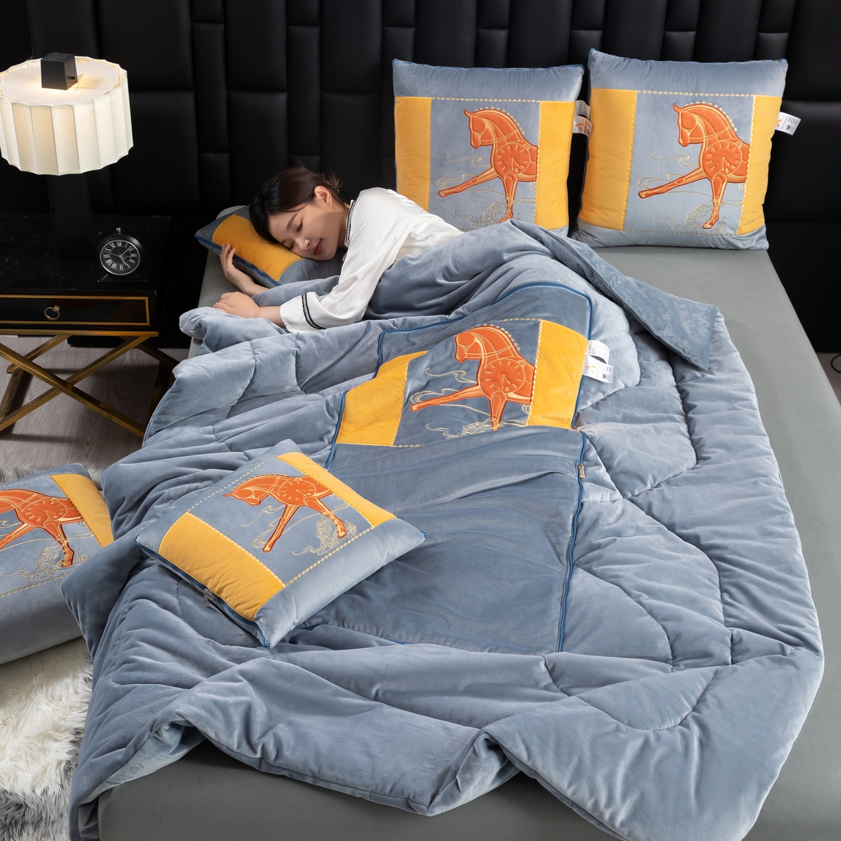 91家纺网 家纺一手货源 找家纺 吉利家居 2025新款婴儿绒多功能抱枕被-彩云马 雾霾灰