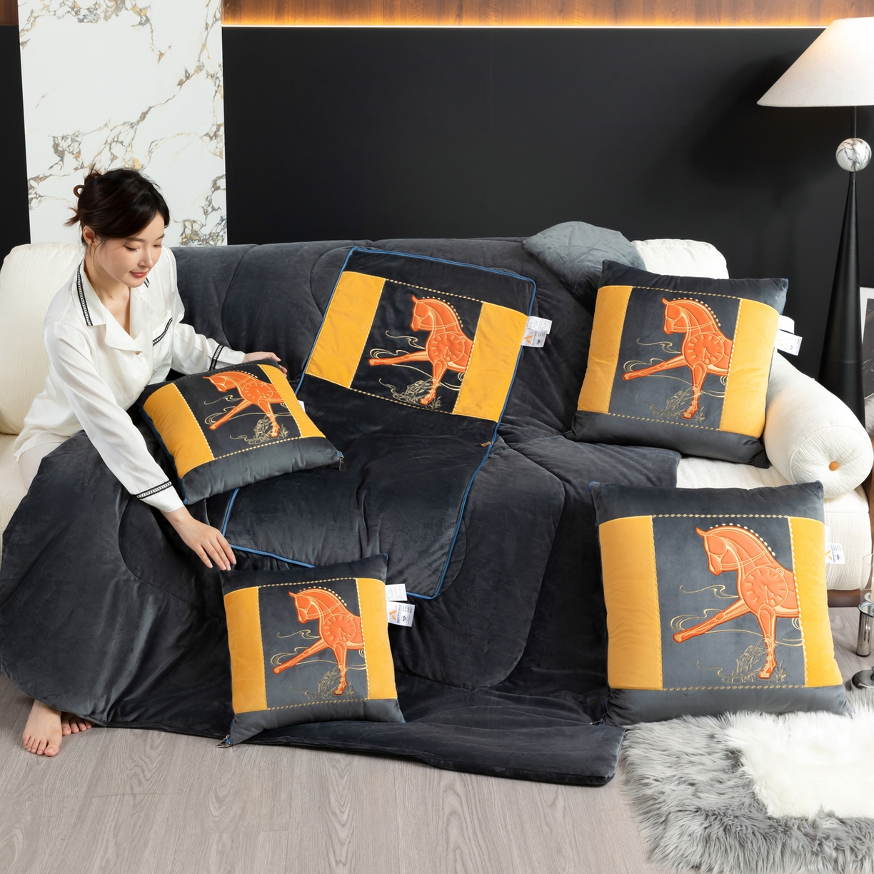 91家纺网 家纺一手货源 找家纺 吉利家居 2025新款婴儿绒多功能抱枕被-彩云马 高级灰