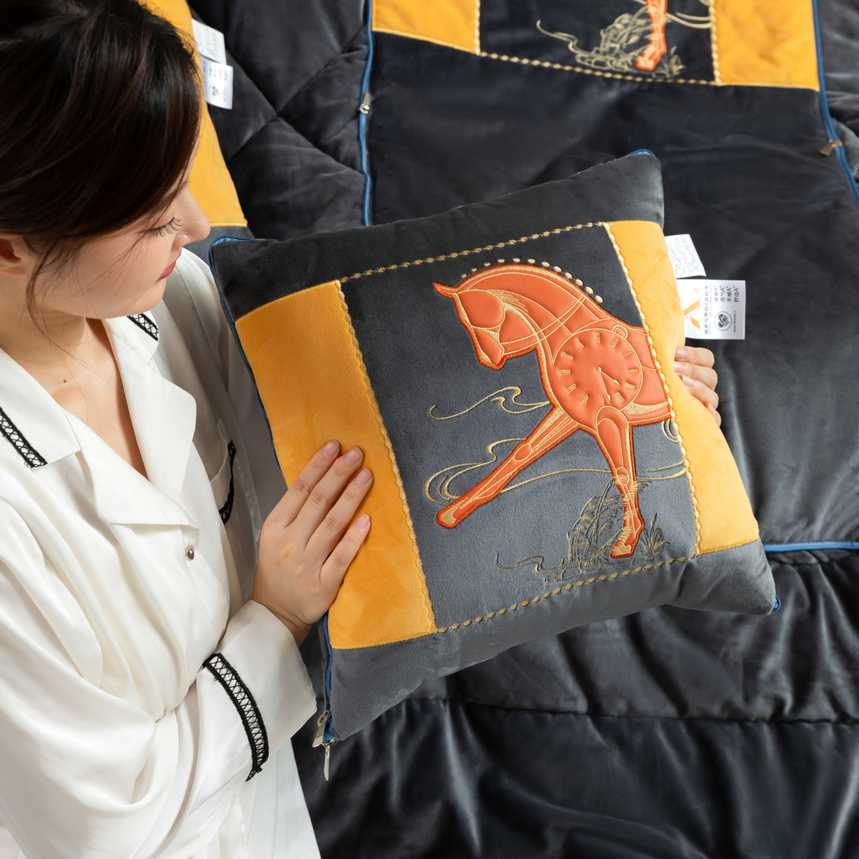 91家纺网 家纺一手货源 找家纺 吉利家居 2025新款婴儿绒多功能抱枕被-彩云马 高级灰