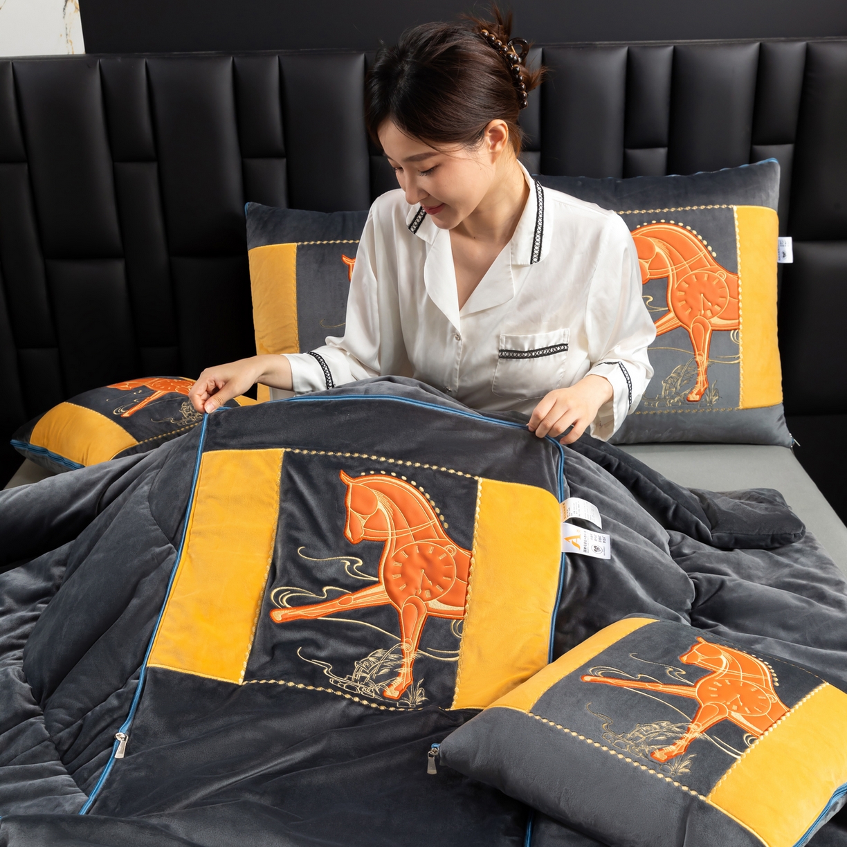 91家纺网 家纺一手货源 找家纺 吉利家居 2025新款婴儿绒多功能抱枕被-彩云马 高级灰