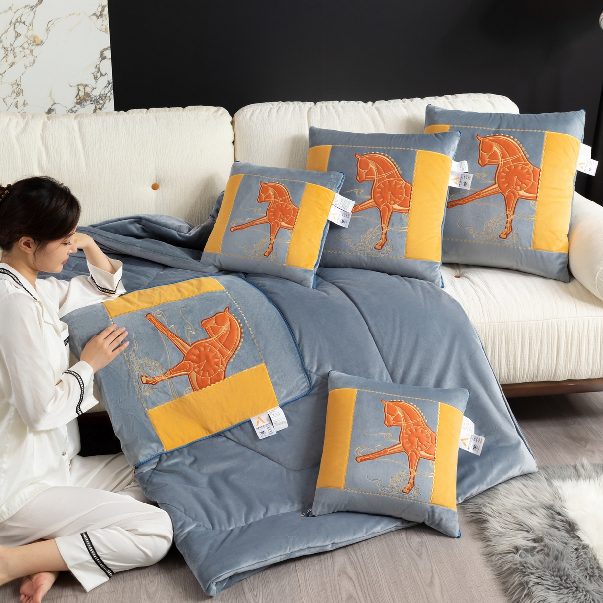 91家纺网 家纺一手货源 找家纺 吉利家居 2025新款婴儿绒多功能抱枕被-彩云马 雾霾灰