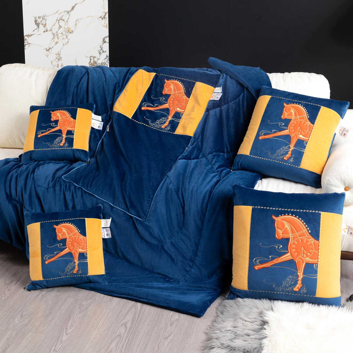 91家纺网 家纺一手货源 找家纺 吉利家居 2025新款婴儿绒多功能抱枕被-彩云马 宝石蓝