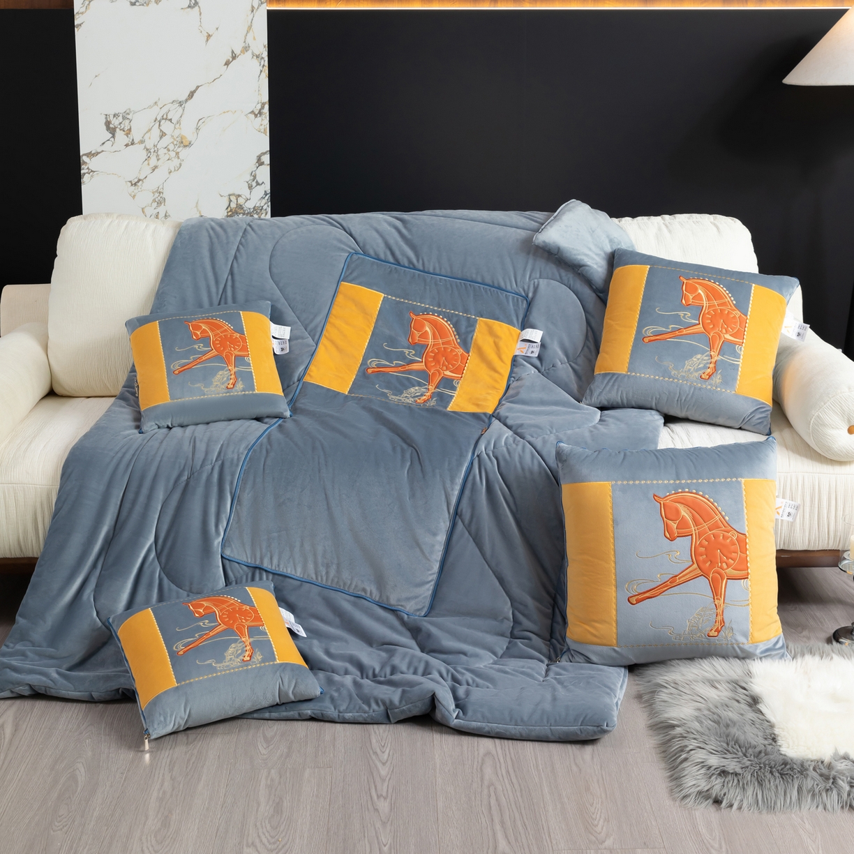 91家纺网 家纺一手货源 找家纺 吉利家居 2025新款婴儿绒多功能抱枕被-彩云马 雾霾灰