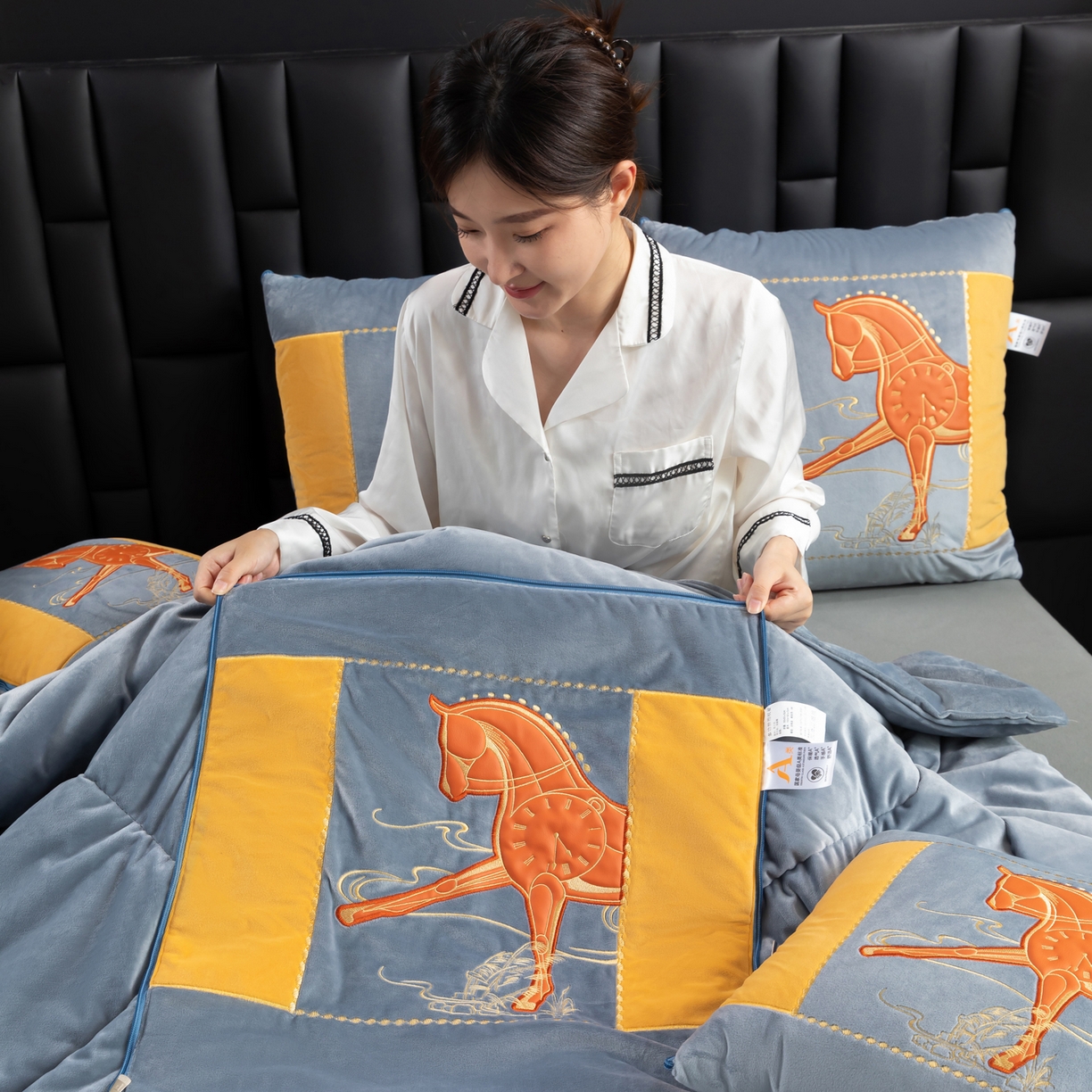 91家纺网 家纺一手货源 找家纺 吉利家居 2025新款婴儿绒多功能抱枕被-彩云马 雾霾灰