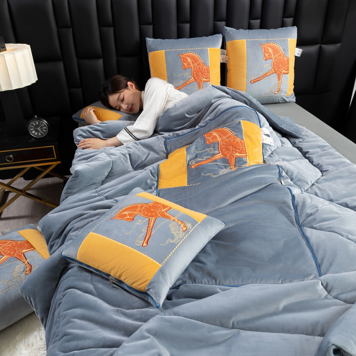 91家纺网 家纺一手货源 找家纺 吉利家居 2025新款婴儿绒多功能抱枕被-彩云马 雾霾灰