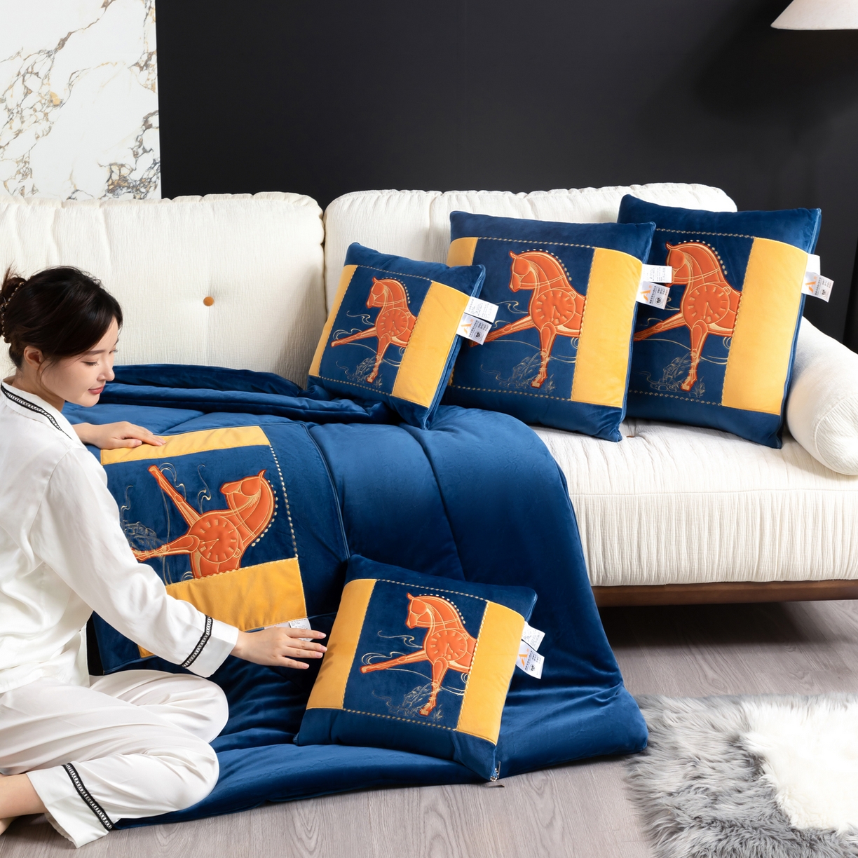 91家纺网 家纺一手货源 找家纺 吉利家居 2025新款婴儿绒多功能抱枕被-彩云马 宝石蓝