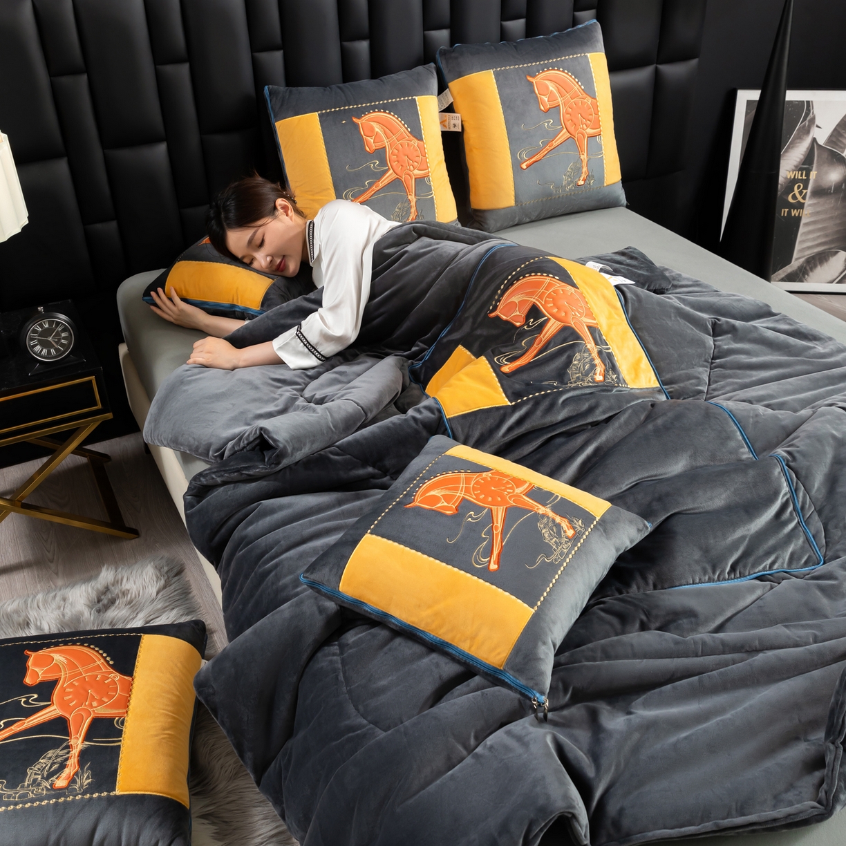 91家纺网 家纺一手货源 找家纺 吉利家居 2025新款婴儿绒多功能抱枕被-彩云马 高级灰