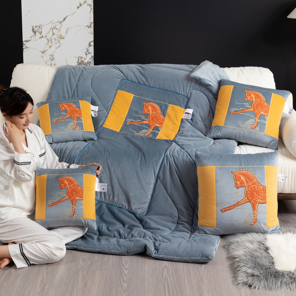 91家纺网 家纺一手货源 找家纺 吉利家居 2025新款婴儿绒多功能抱枕被-彩云马 雾霾灰