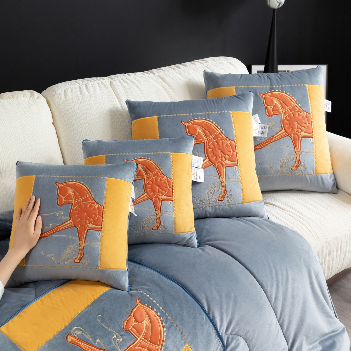 91家纺网 家纺一手货源 找家纺 吉利家居 2025新款婴儿绒多功能抱枕被-彩云马 雾霾灰