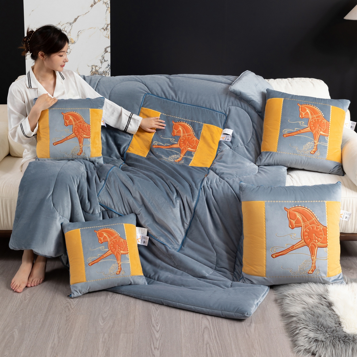 91家纺网 家纺一手货源 找家纺 吉利家居 2025新款婴儿绒多功能抱枕被-彩云马 雾霾灰