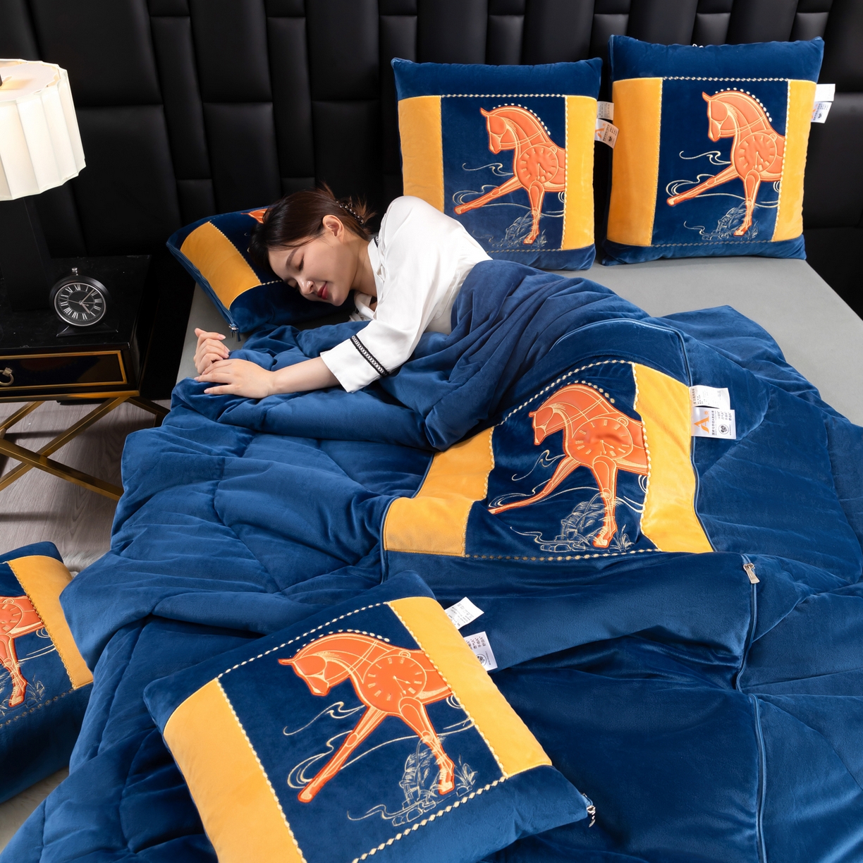 91家纺网 家纺一手货源 找家纺 吉利家居 2025新款婴儿绒多功能抱枕被-彩云马 宝石蓝