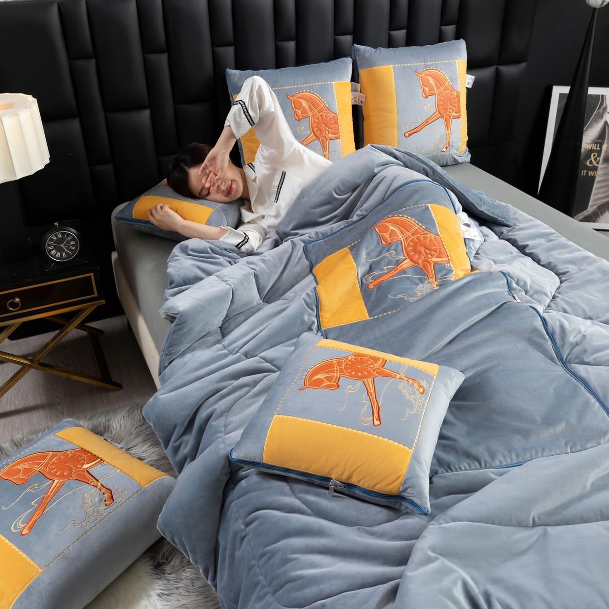 91家纺网 家纺一手货源 找家纺 吉利家居 2025新款婴儿绒多功能抱枕被-彩云马 雾霾灰