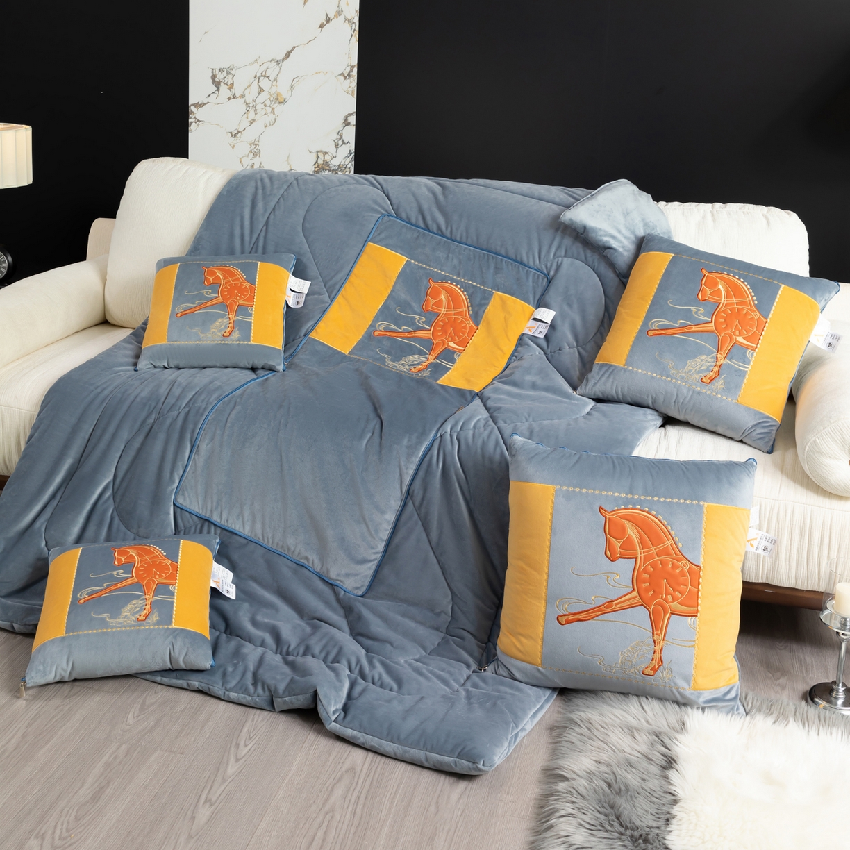 91家纺网 家纺一手货源 找家纺 吉利家居 2025新款婴儿绒多功能抱枕被-彩云马 雾霾灰