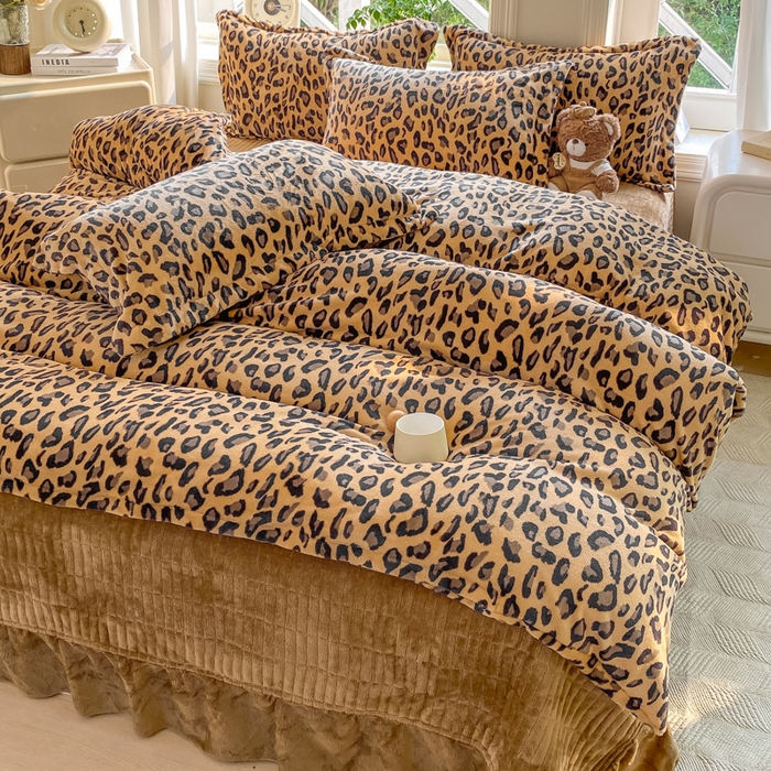 91家纺网 家纺一手货源 找家纺 梦可莱家居 2025冬新款牛奶绒加厚保暖花边床盖四件套系列简单款 大卡豹纹