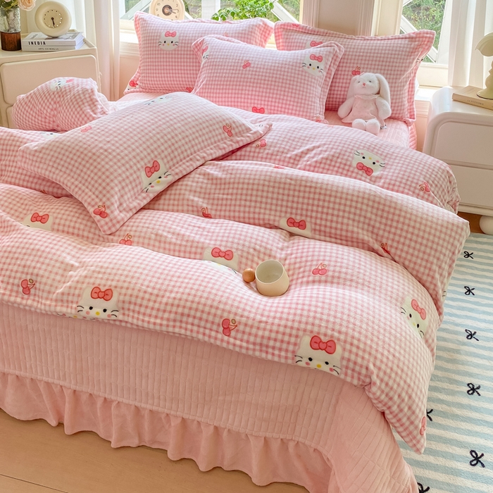 91家纺网 家纺一手货源 找家纺 梦可莱家居 2025冬新款牛奶绒加厚保暖花边床盖四件套系列简单款 粉色猫