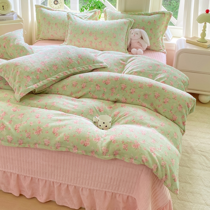 91家纺网 家纺一手货源 找家纺 梦可莱家居 2025冬新款牛奶绒加厚保暖花边床盖四件套系列简单款 梦情