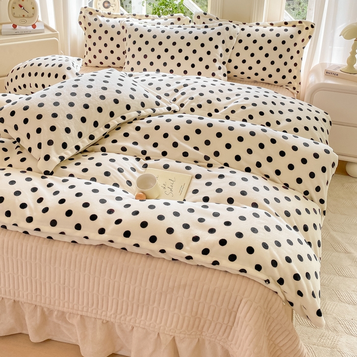91家纺网 家纺一手货源 找家纺 梦可莱家居 2025冬新款牛奶绒加厚保暖花边床盖四件套系列简单款 米色圆点