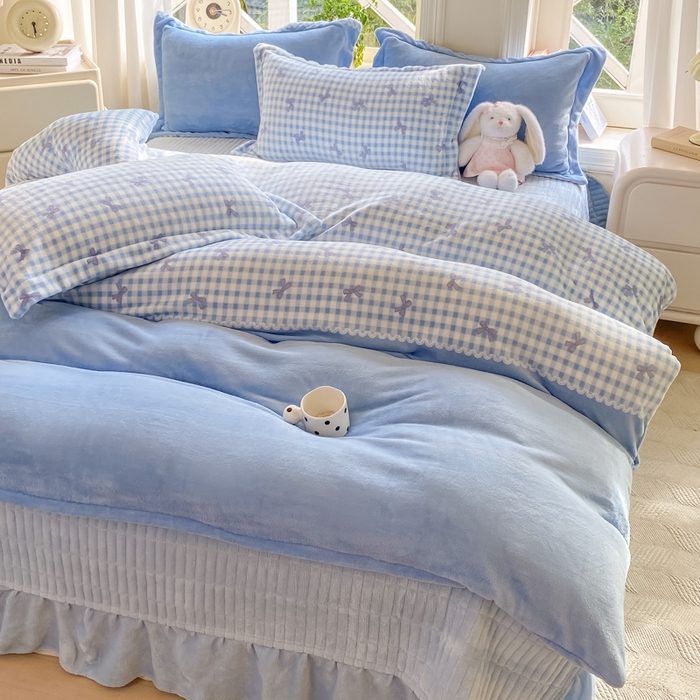 91家纺网 家纺一手货源 找家纺 梦可莱家居 2025冬新款牛奶绒加厚保暖花边床盖四件套系列简单款 双拼蝴蝶兰