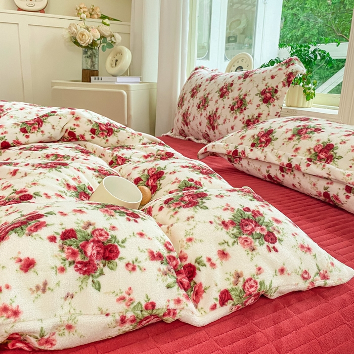 91家纺网 家纺一手货源 找家纺 梦可莱家居 2025冬新款牛奶绒加厚保暖花边床盖四件套系列简单款 梨花落AA