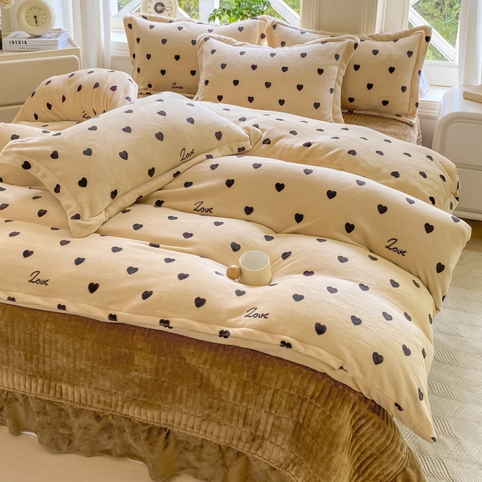 梦可莱家居 2025冬新款牛奶绒加厚保暖花边床盖四件套系列简单款 爱心字母