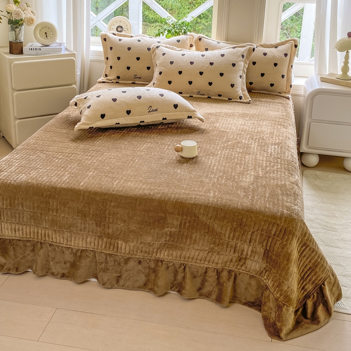 91家纺网 家纺一手货源 找家纺 梦可莱家居 2025冬新款牛奶绒加厚保暖花边床盖四件套系列简单款 爱心字母