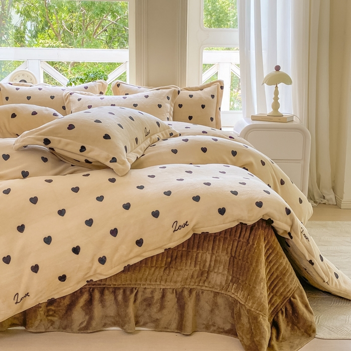 91家纺网 家纺一手货源 找家纺 梦可莱家居 2025冬新款牛奶绒加厚保暖花边床盖四件套系列简单款 爱心字母