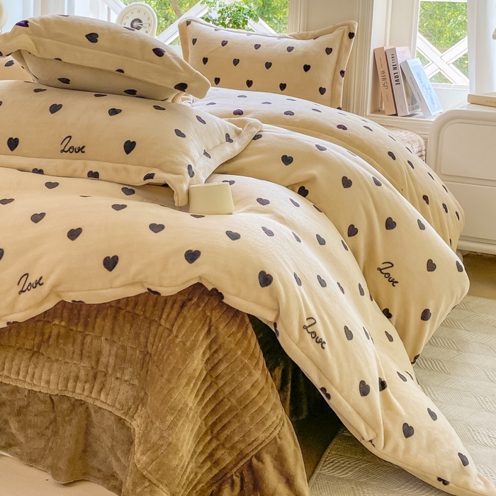 91家纺网 家纺一手货源 找家纺 梦可莱家居 2025冬新款牛奶绒加厚保暖花边床盖四件套系列简单款 爱心字母