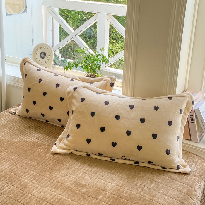 91家纺网 家纺一手货源 找家纺 梦可莱家居 2025冬新款牛奶绒加厚保暖花边床盖四件套系列简单款 爱心字母