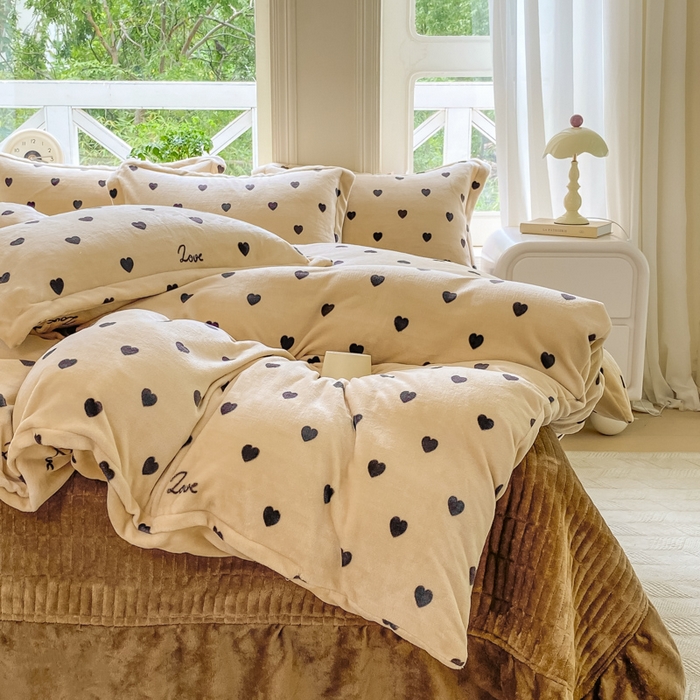 91家纺网 家纺一手货源 找家纺 梦可莱家居 2025冬新款牛奶绒加厚保暖花边床盖四件套系列简单款 爱心字母