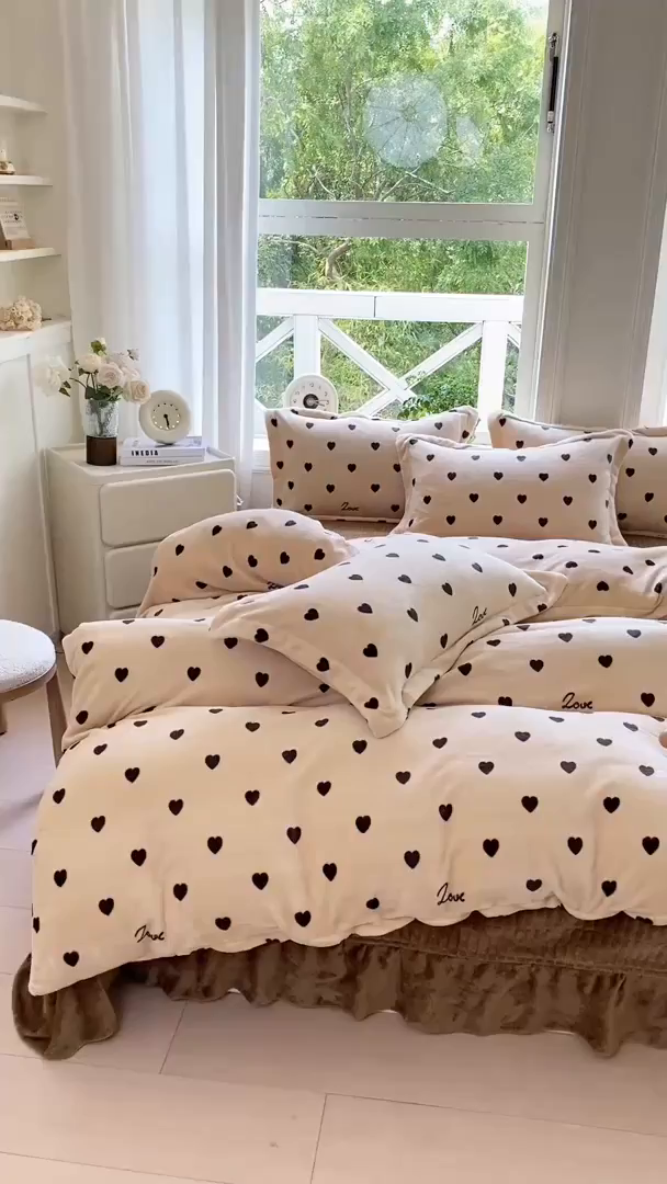 91家纺网 家纺一手货源 找家纺 梦可莱家居 2025冬新款牛奶绒加厚保暖花边床盖四件套系列简单款 爱心字母