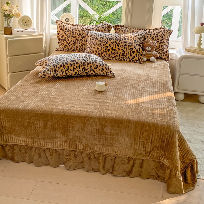 91家纺网 家纺一手货源 找家纺 梦可莱家居 2025冬新款牛奶绒加厚保暖花边床盖四件套系列简单款 大卡豹纹