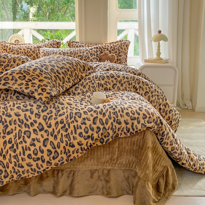 91家纺网 家纺一手货源 找家纺 梦可莱家居 2025冬新款牛奶绒加厚保暖花边床盖四件套系列简单款 大卡豹纹