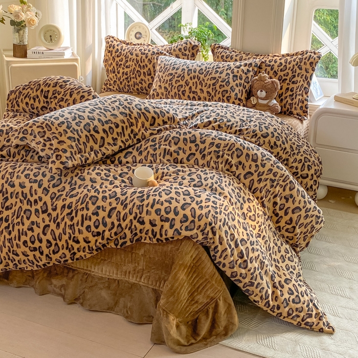 91家纺网 家纺一手货源 找家纺 梦可莱家居 2025冬新款牛奶绒加厚保暖花边床盖四件套系列简单款 大卡豹纹