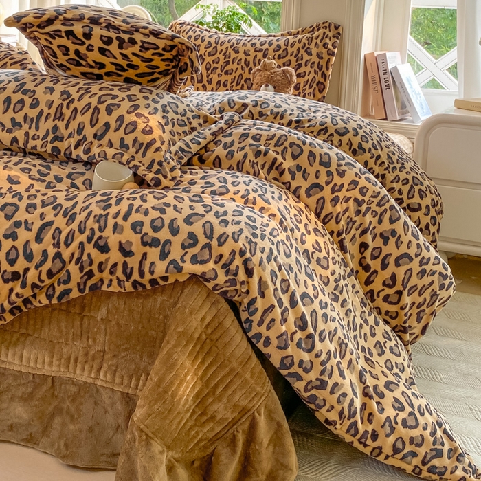 91家纺网 家纺一手货源 找家纺 梦可莱家居 2025冬新款牛奶绒加厚保暖花边床盖四件套系列简单款 大卡豹纹