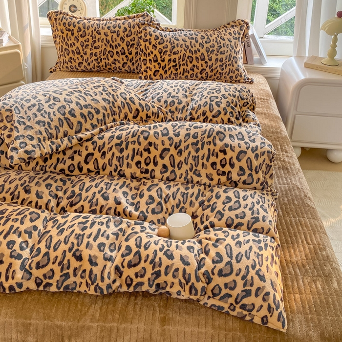 91家纺网 家纺一手货源 找家纺 梦可莱家居 2025冬新款牛奶绒加厚保暖花边床盖四件套系列简单款 大卡豹纹