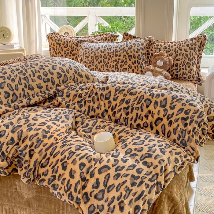 91家纺网 家纺一手货源 找家纺 梦可莱家居 2025冬新款牛奶绒加厚保暖花边床盖四件套系列简单款 大卡豹纹