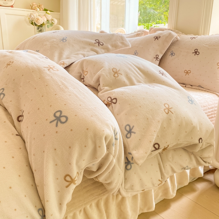 91家纺网 家纺一手货源 找家纺 梦可莱家居 2025冬新款牛奶绒加厚保暖花边床盖四件套系列简单款 蝶舞AA