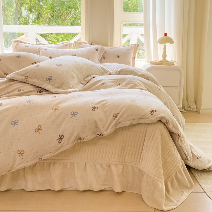 91家纺网 家纺一手货源 找家纺 梦可莱家居 2025冬新款牛奶绒加厚保暖花边床盖四件套系列简单款 蝶舞AA