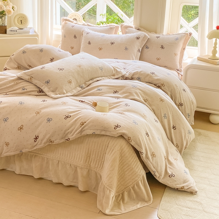 91家纺网 家纺一手货源 找家纺 梦可莱家居 2025冬新款牛奶绒加厚保暖花边床盖四件套系列简单款 蝶舞AA