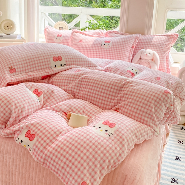 91家纺网 家纺一手货源 找家纺 梦可莱家居 2025冬新款牛奶绒加厚保暖花边床盖四件套系列简单款 粉色猫