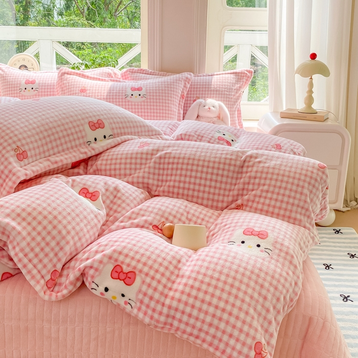 91家纺网 家纺一手货源 找家纺 梦可莱家居 2025冬新款牛奶绒加厚保暖花边床盖四件套系列简单款 粉色猫