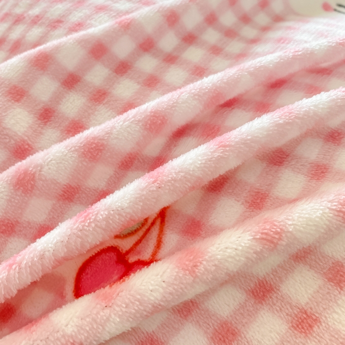 91家纺网 家纺一手货源 找家纺 梦可莱家居 2025冬新款牛奶绒加厚保暖花边床盖四件套系列简单款 粉色猫