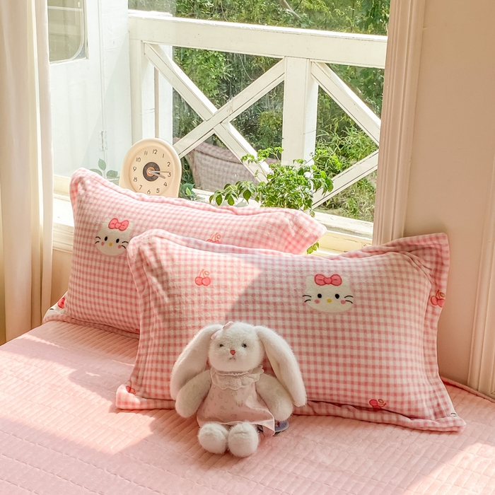 91家纺网 家纺一手货源 找家纺 梦可莱家居 2025冬新款牛奶绒加厚保暖花边床盖四件套系列简单款 粉色猫