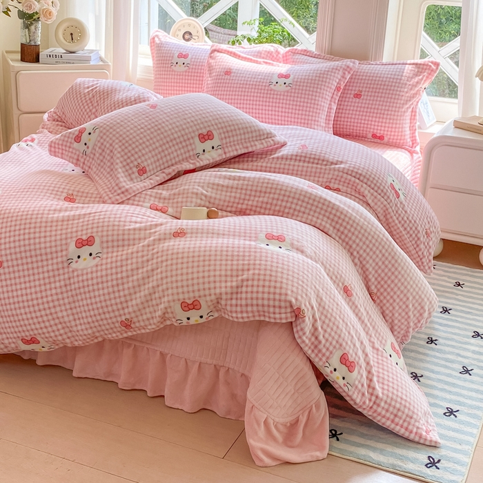 91家纺网 家纺一手货源 找家纺 梦可莱家居 2025冬新款牛奶绒加厚保暖花边床盖四件套系列简单款 粉色猫