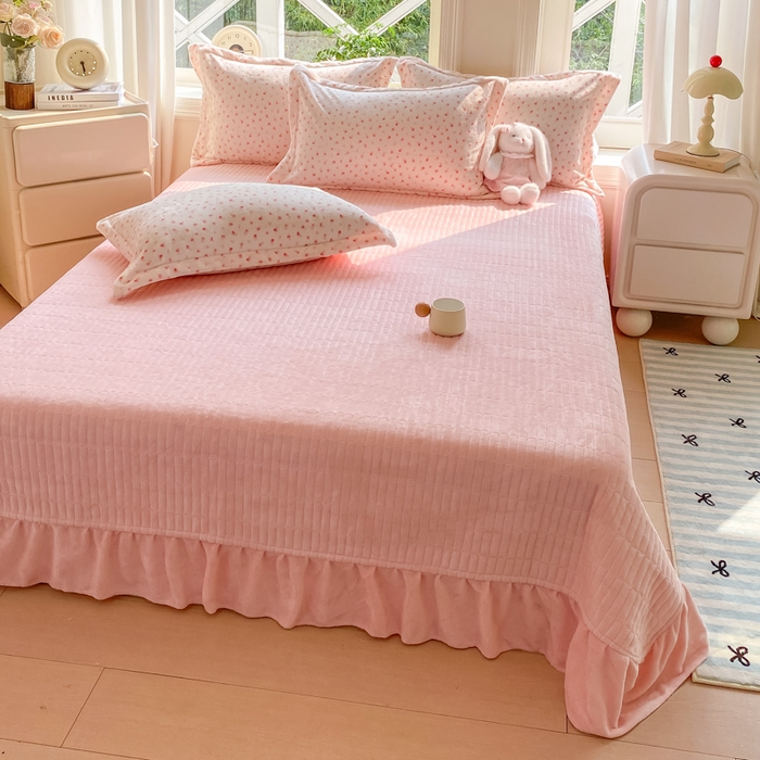 91家纺网 家纺一手货源 找家纺 梦可莱家居 2025冬新款牛奶绒加厚保暖花边床盖四件套系列简单款 粉色猫