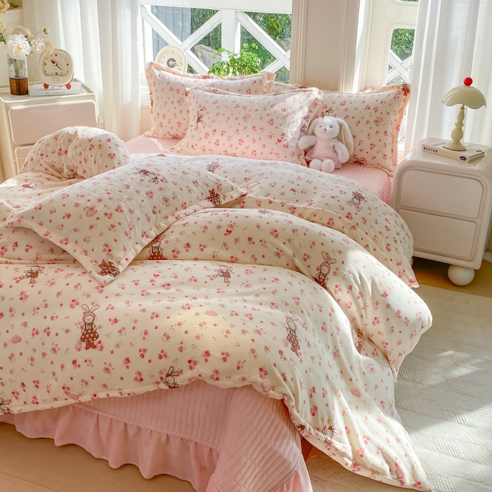 91家纺网 家纺一手货源 找家纺 梦可莱家居 2025冬新款牛奶绒加厚保暖花边床盖四件套系列简单款 粉色兔