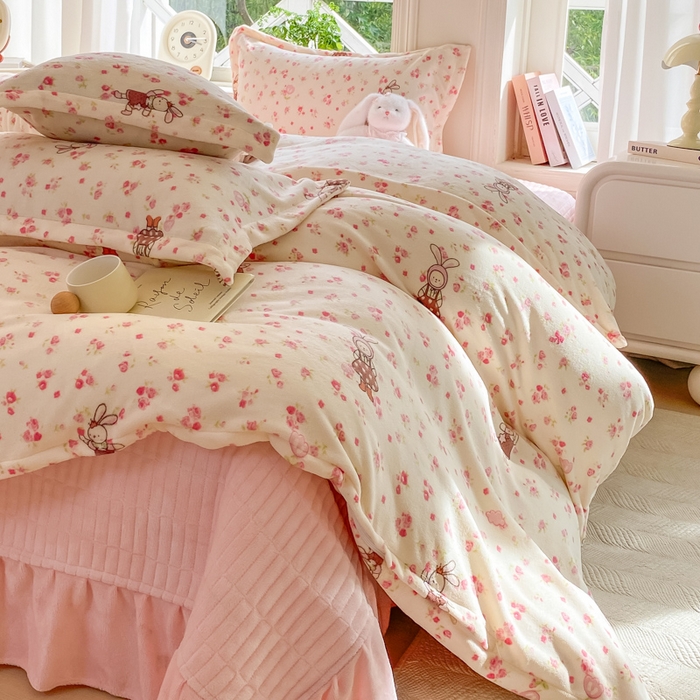 91家纺网 家纺一手货源 找家纺 梦可莱家居 2025冬新款牛奶绒加厚保暖花边床盖四件套系列简单款 粉色兔